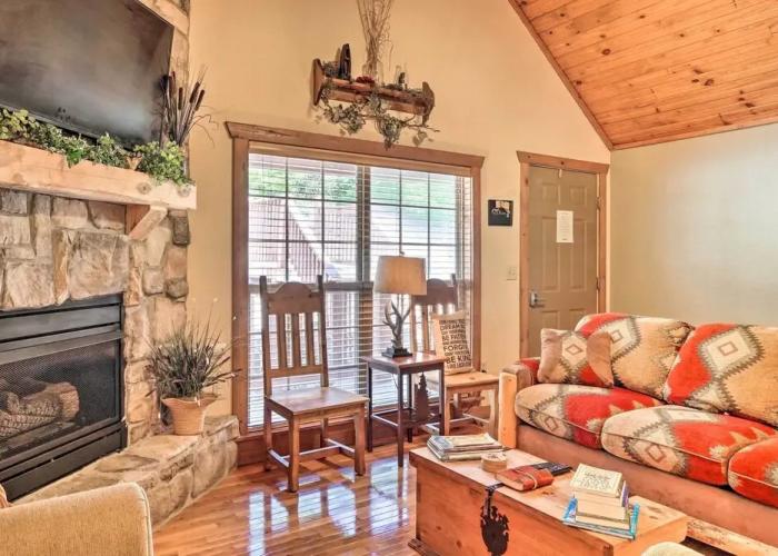 Screened Deck: Cozy Branson West Cabin!