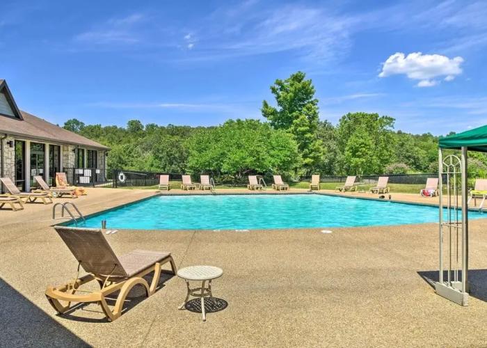 Screened Deck: Cozy Branson West Cabin!