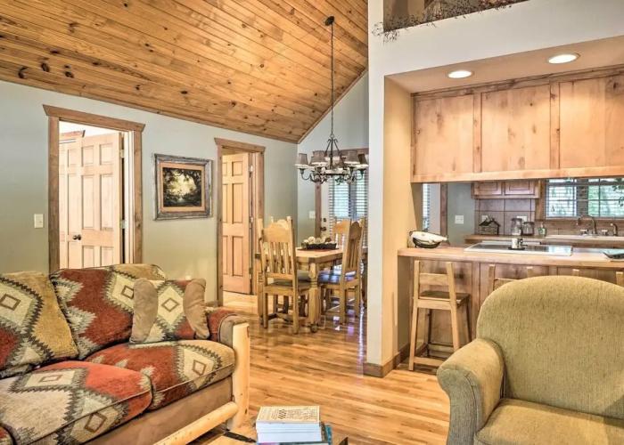 Screened Deck: Cozy Branson West Cabin!