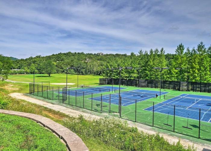 Screened Deck: Cozy Branson West Cabin!