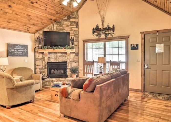 Screened Deck: Cozy Branson West Cabin!