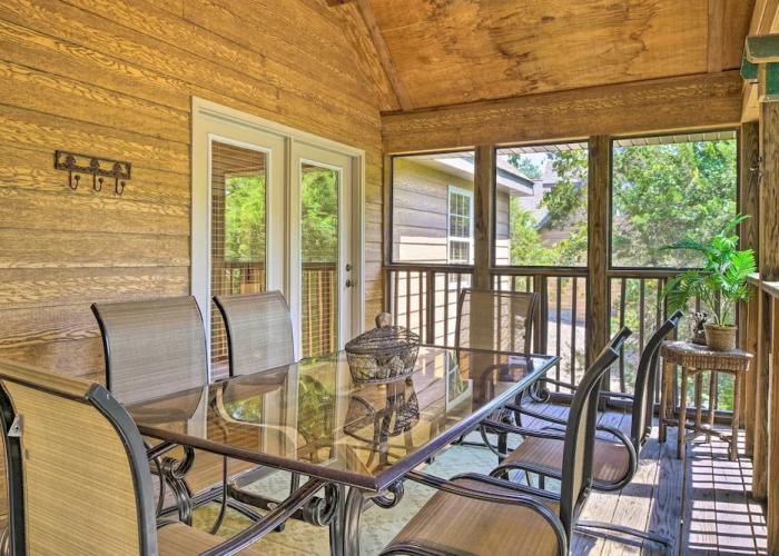 Screened Deck: Cozy Branson West Cabin!