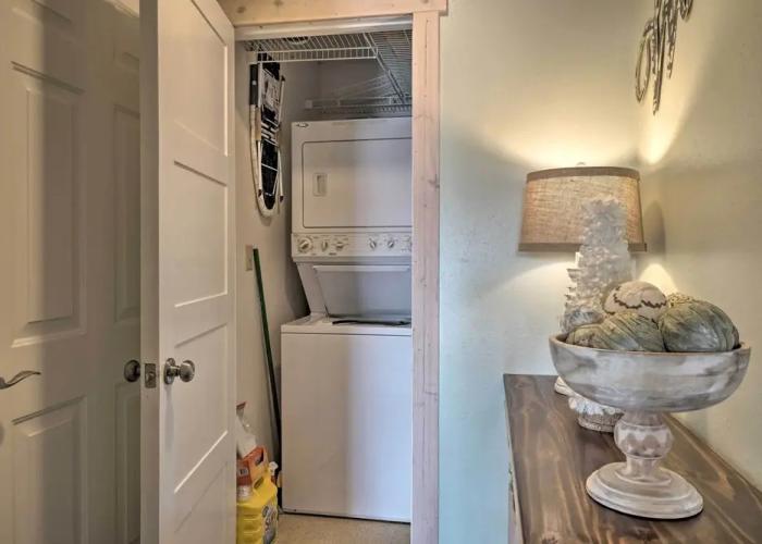 Ozark Mountain Condo ~ 2 Mi to Silver Dollar City!