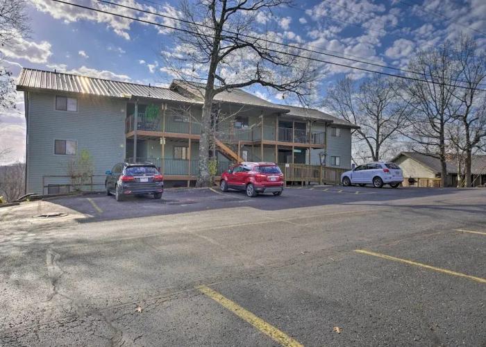 Ozark Mountain Condo ~ 2 Mi to Silver Dollar City!