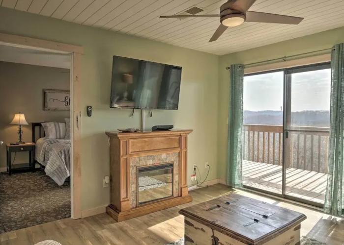 Ozark Mountain Condo ~ 2 Mi to Silver Dollar City!