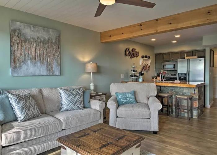 Ozark Mountain Condo ~ 2 Mi to Silver Dollar City!