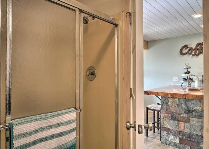 Ozark Mountain Condo ~ 2 Mi to Silver Dollar City!