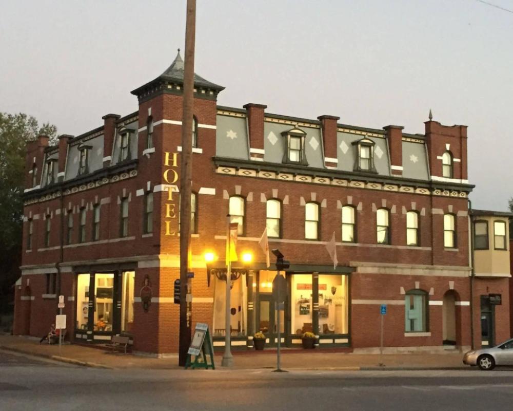 Hermann Crown Suites