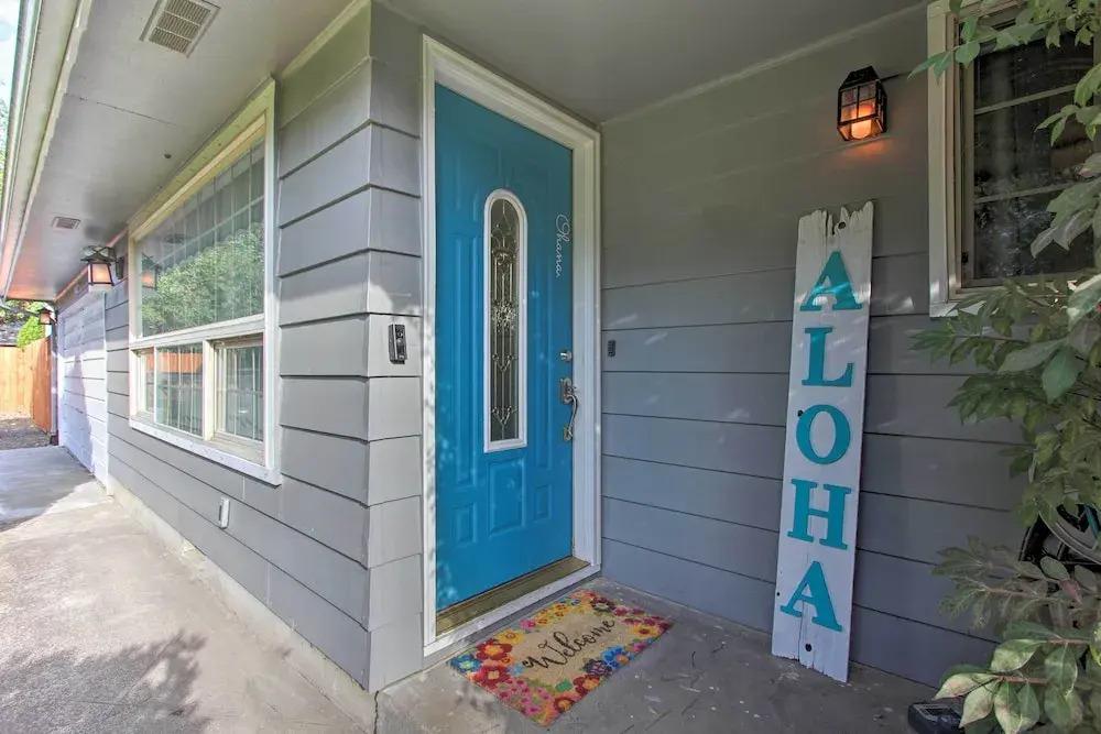 Hot Tub & Theater Room: Tropical Springfield Home