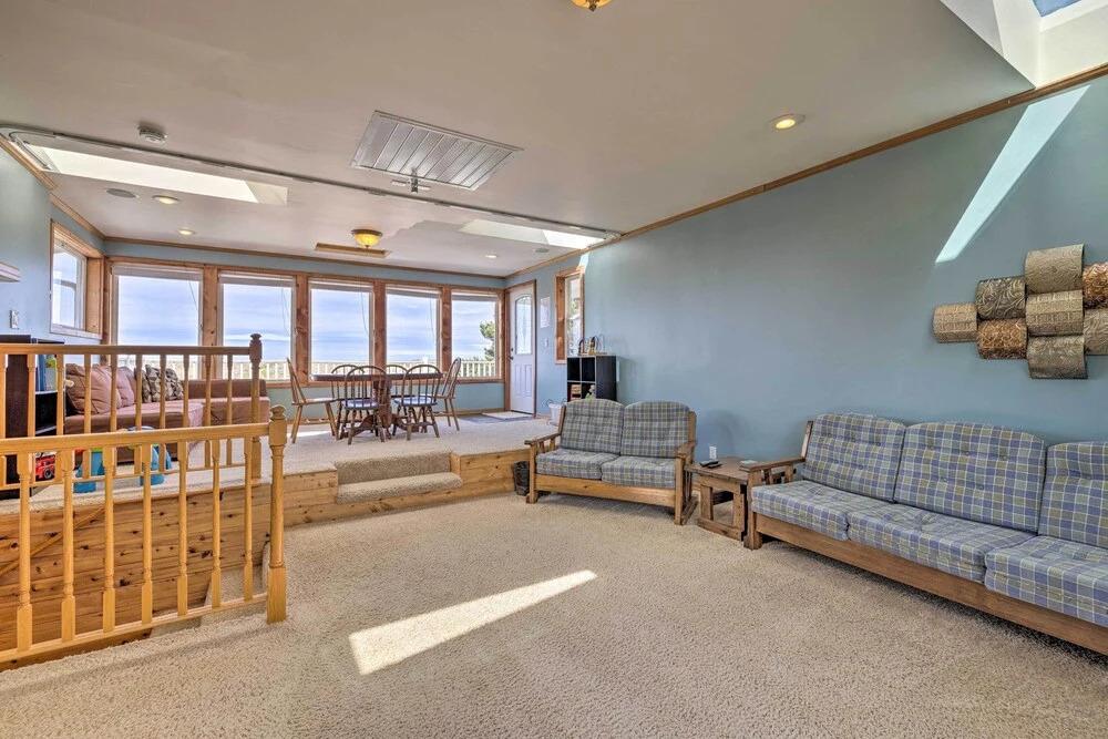 Coastal Oregon Retreat w/ Grill: 11 Mi to Astoria!