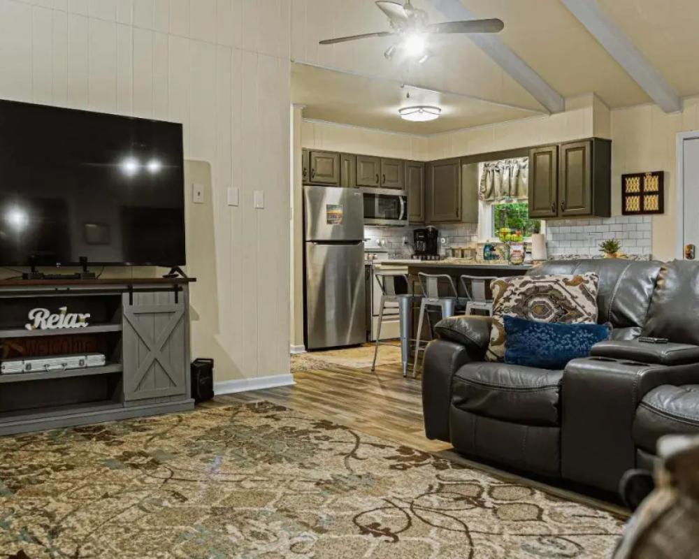 Frolic on Fern by Avantstay Enclosed Deck w/ Forest Views, Bar