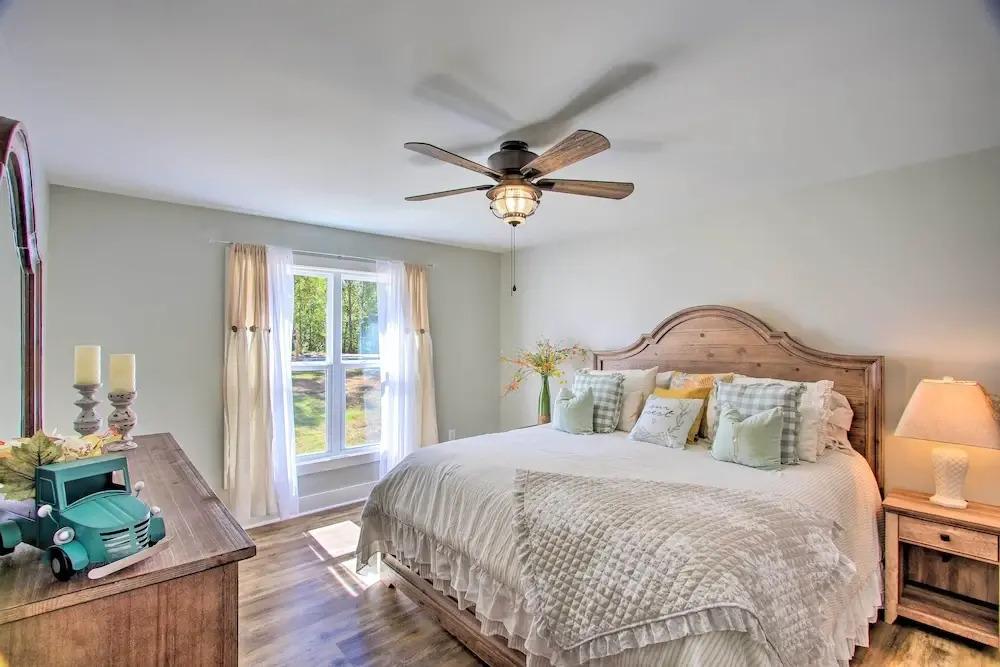 2 Mi to Golf Course + Fire Pit: Cozy Counce Cabin!