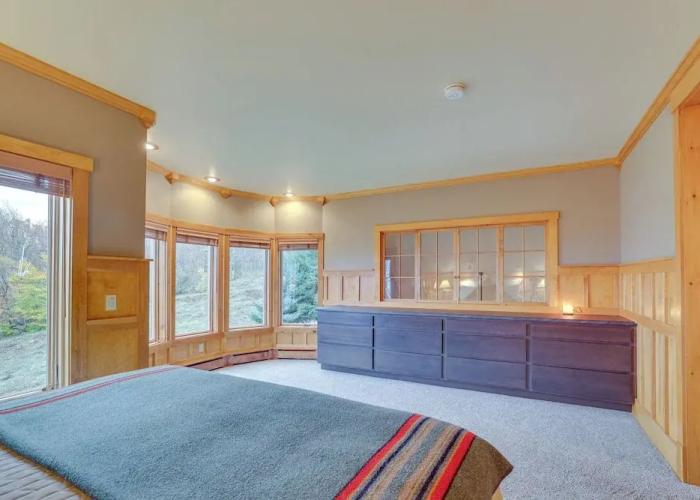 Ski-in/ski-out w/ Sauna in Jay Ski Peak Resort!