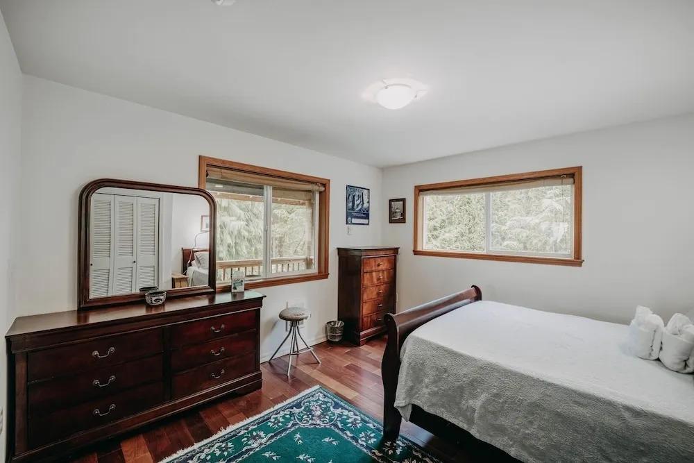 77mbr - Wi-fi - Fireplace - Pets Ok - Bbq 3 Bedroom Cabin by RedAwning