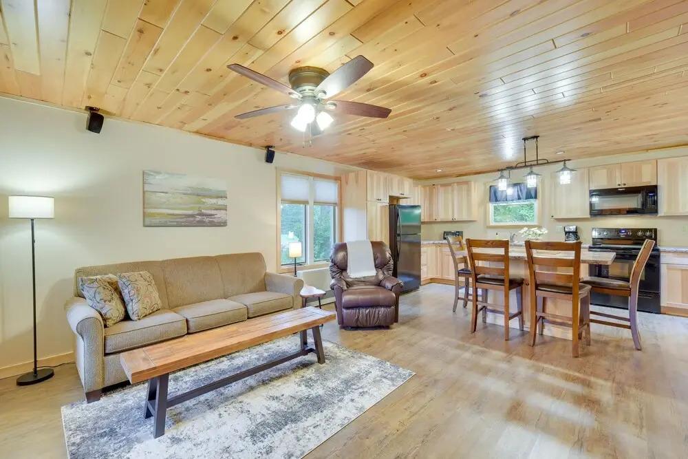 Cozy Cable Cabin Rental - Pet Friendly!