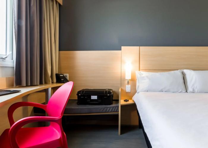 ibis Marilia