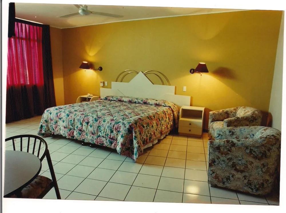 фото Embassy Beach Hotel