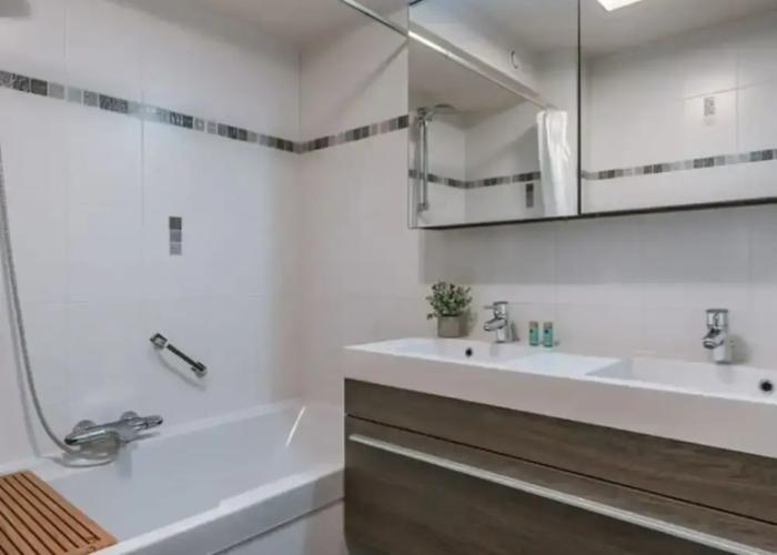 Bright Apartment With Parking Near the Beach