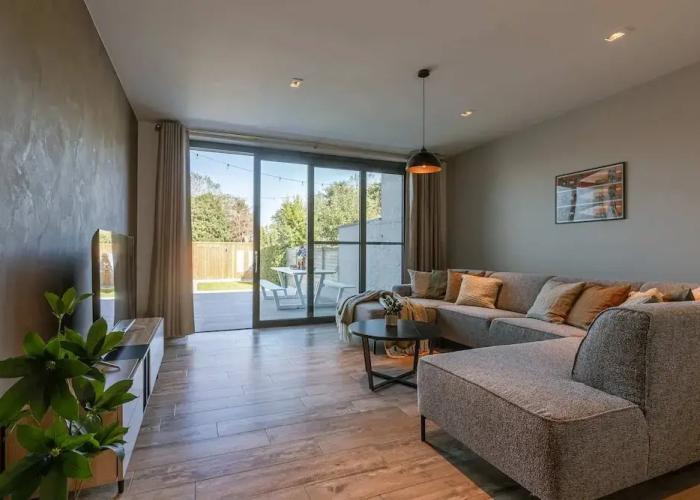 House Tilo Charming Holiday Home in Ypres for 8 Guests History Nature and Relaxation