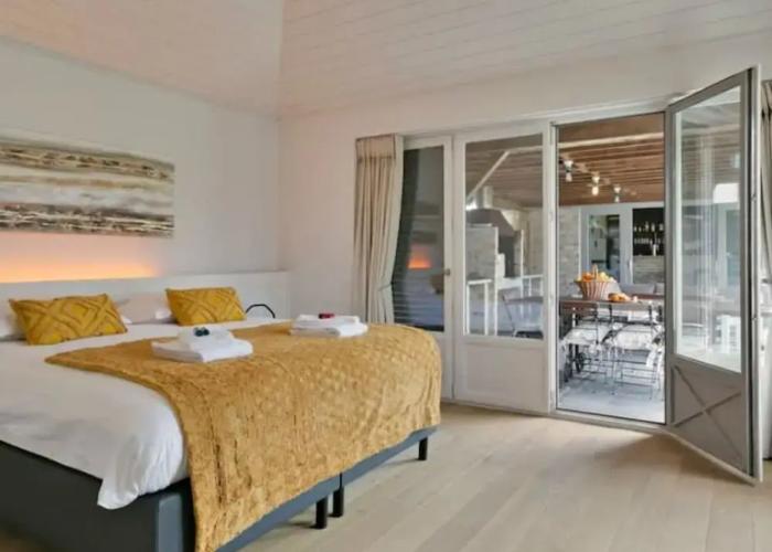 Spectacular Holiday-villa With Lounge-area and bar