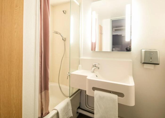 B&B HOTEL Grenoble Université 1