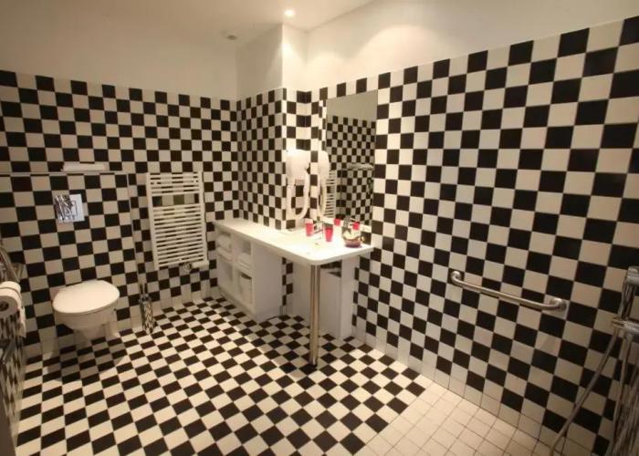 Hotel 202