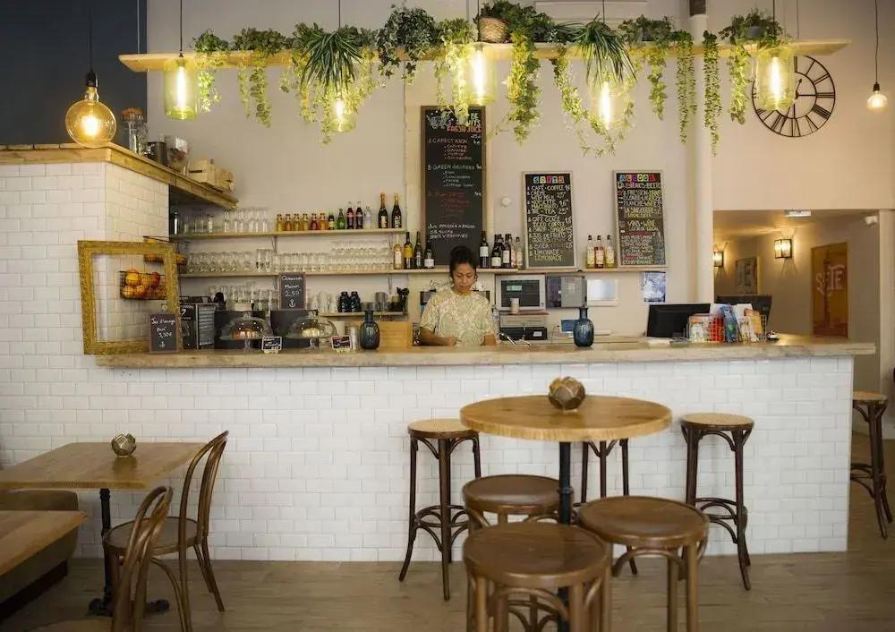 фото Georges Hostel & Café