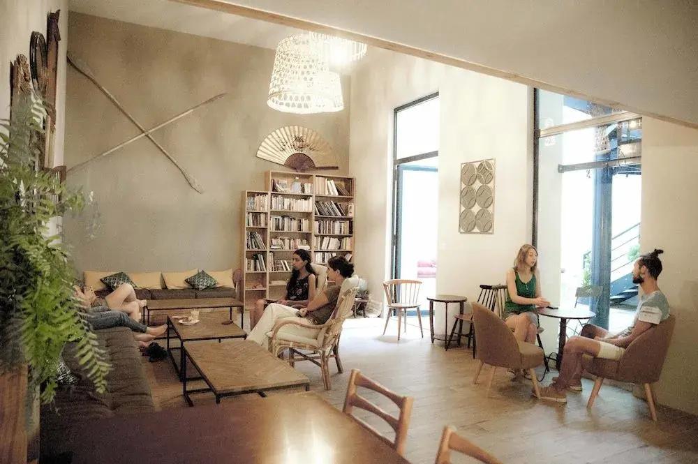 фото Georges Hostel & Café