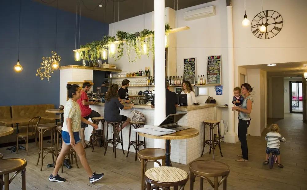 фото Georges Hostel & Café