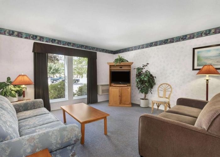 Super 8 by Wyndham West Kelowna BC