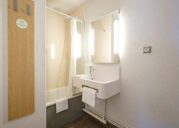 B&B HOTEL Calais Coquelles Tunnel sous la Manche