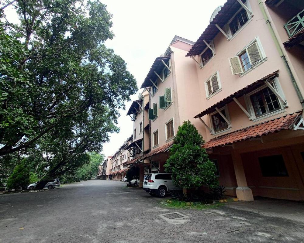 Condominium Lippo Carita by Eneng