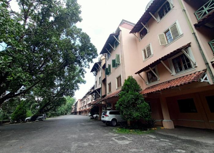 Condominium Lippo Carita by Eneng