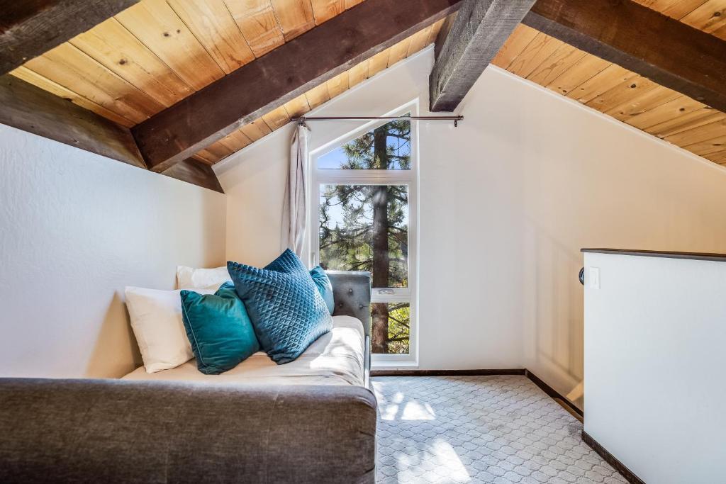 Pinegrove by Avantstay Beautiful Villas Condo Just Outside Tahoe City!