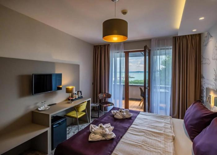 Hotel Golden Lake Resort