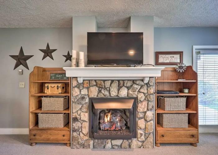 6 Mi to Skiing: Mtn-view Condo in Seven Devils