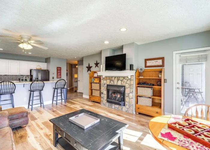 6 Mi to Skiing: Mtn-view Condo in Seven Devils