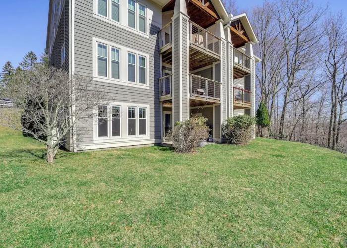 6 Mi to Skiing: Mtn-view Condo in Seven Devils