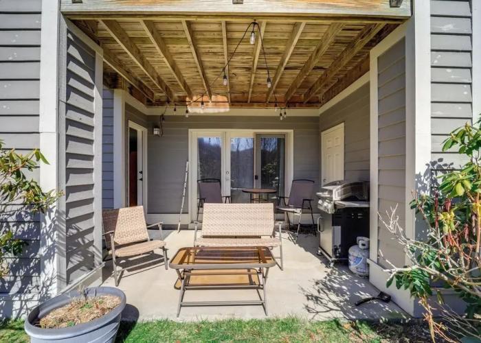 6 Mi to Skiing: Mtn-view Condo in Seven Devils