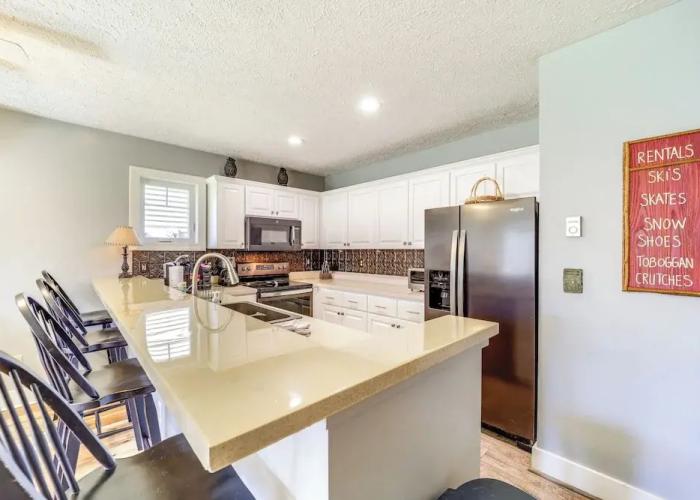 6 Mi to Skiing: Mtn-view Condo in Seven Devils