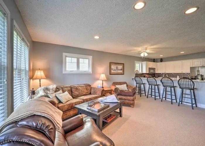 6 Mi to Skiing: Mtn-view Condo in Seven Devils