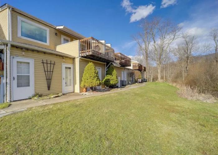 Lookout Deck + Mtn Views: Banner Elk Condo!