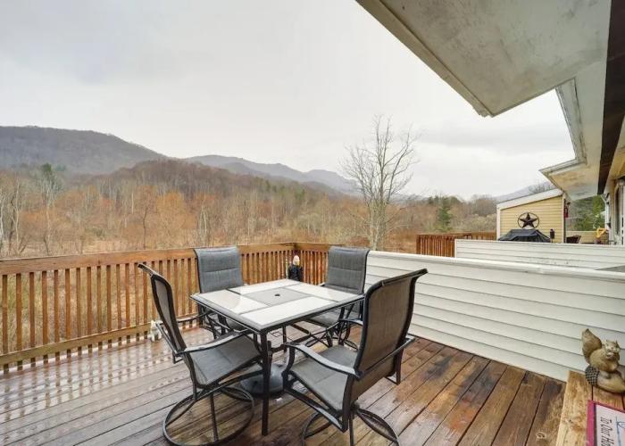 Lookout Deck + Mtn Views: Banner Elk Condo!