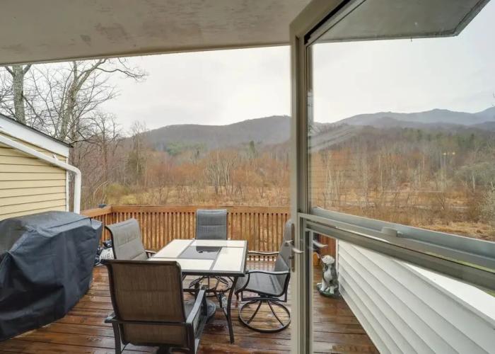 Lookout Deck + Mtn Views: Banner Elk Condo!