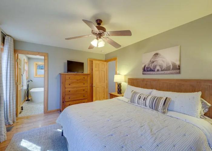 Blowing Rock Escape w/ Covered Deck & Fire Pit