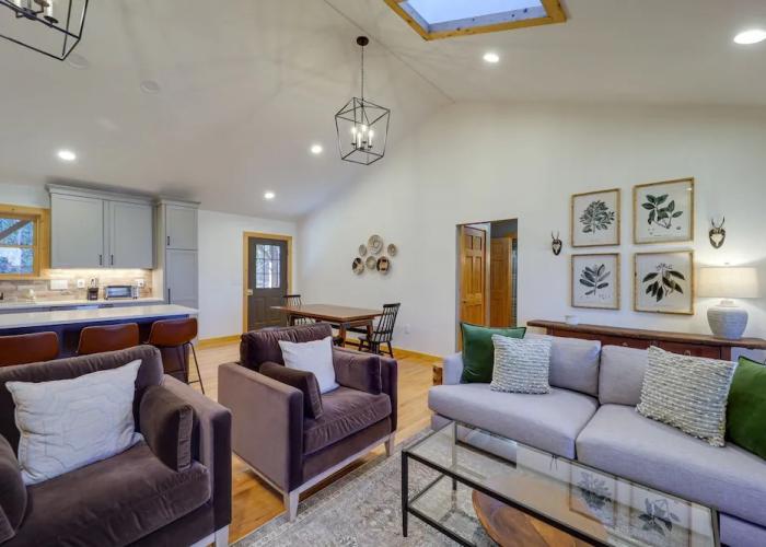 Blowing Rock Escape w/ Covered Deck & Fire Pit