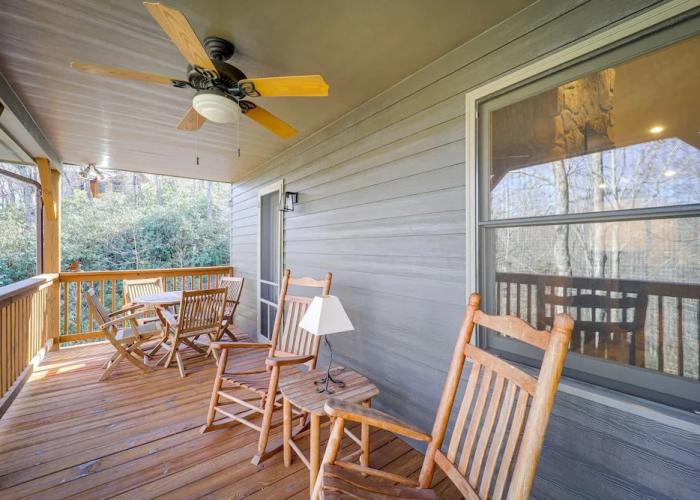 Blowing Rock Escape w/ Covered Deck & Fire Pit