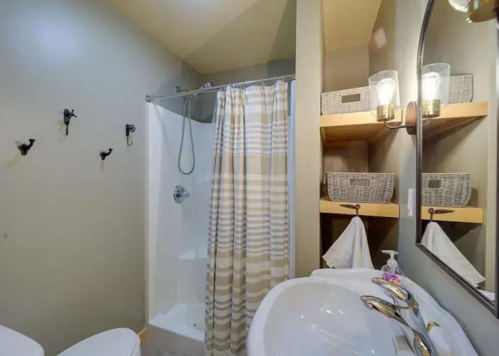 Blowing Rock Escape w/ Covered Deck & Fire Pit