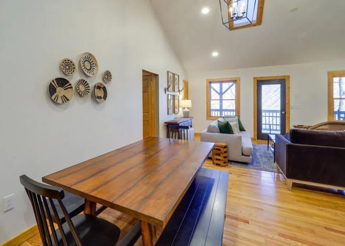 Blowing Rock Escape w/ Covered Deck & Fire Pit