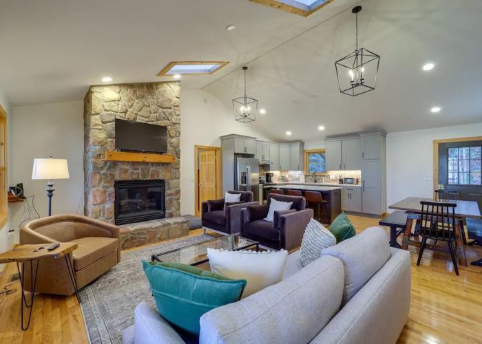 Blowing Rock Escape w/ Covered Deck & Fire Pit